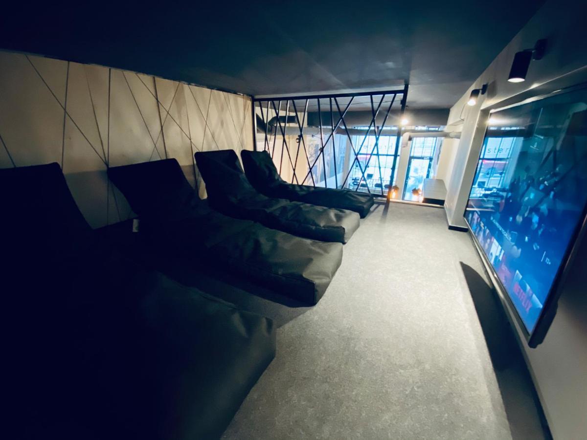 Thruster - Mini Kino, Lobby, Kuchnia, Netflix